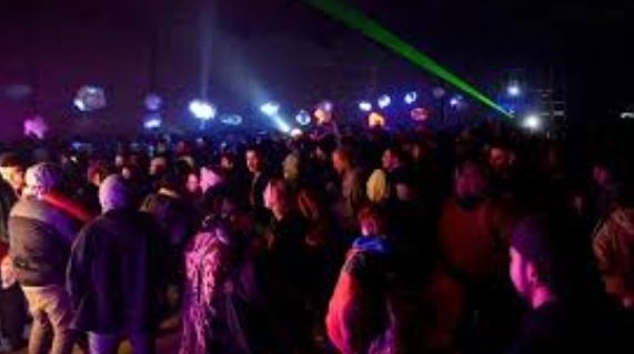 Над 1600 глобени за нелегалното новогодишно парти във Франция